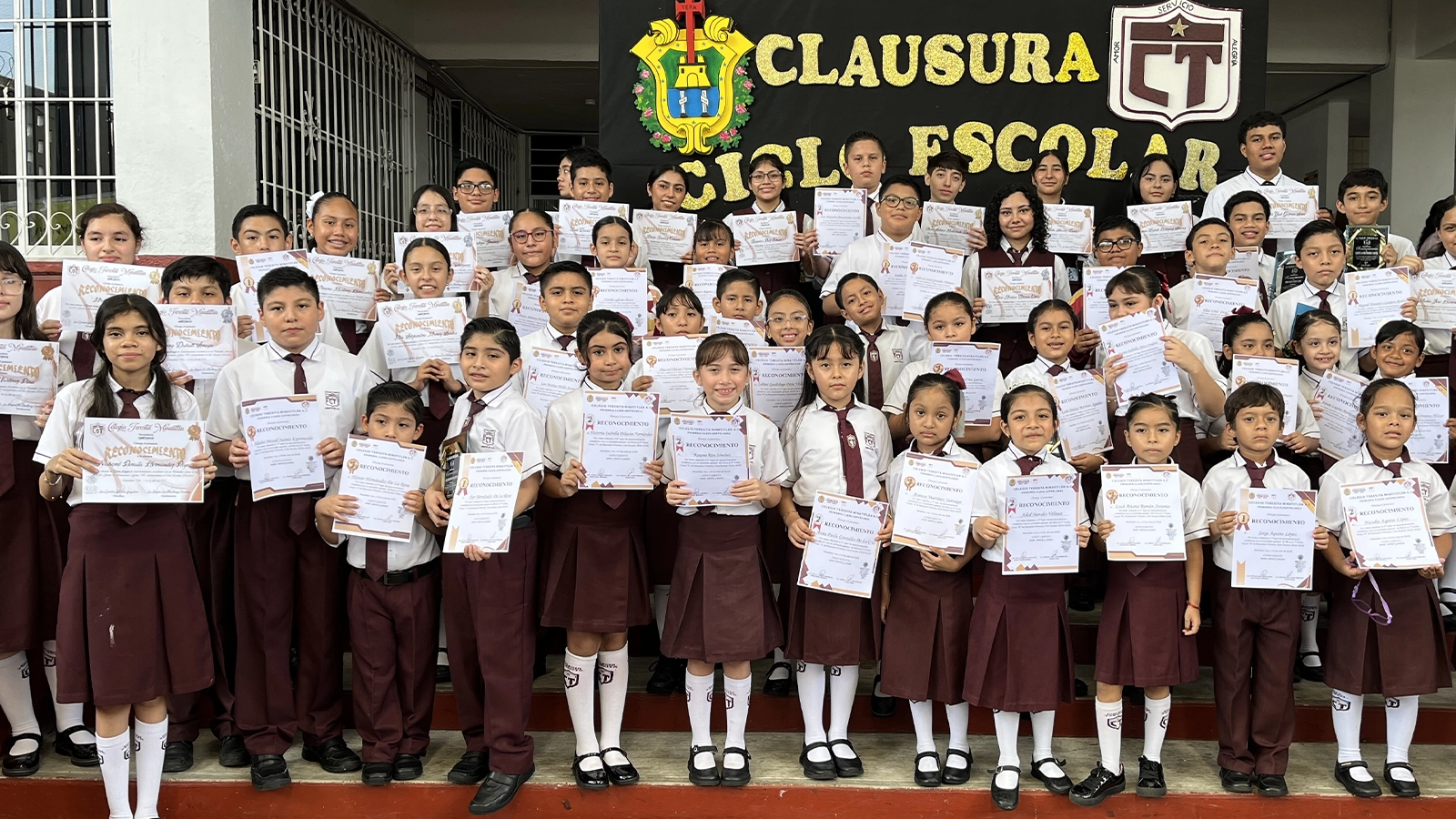 Estudiantes avanzando hacia el futuro